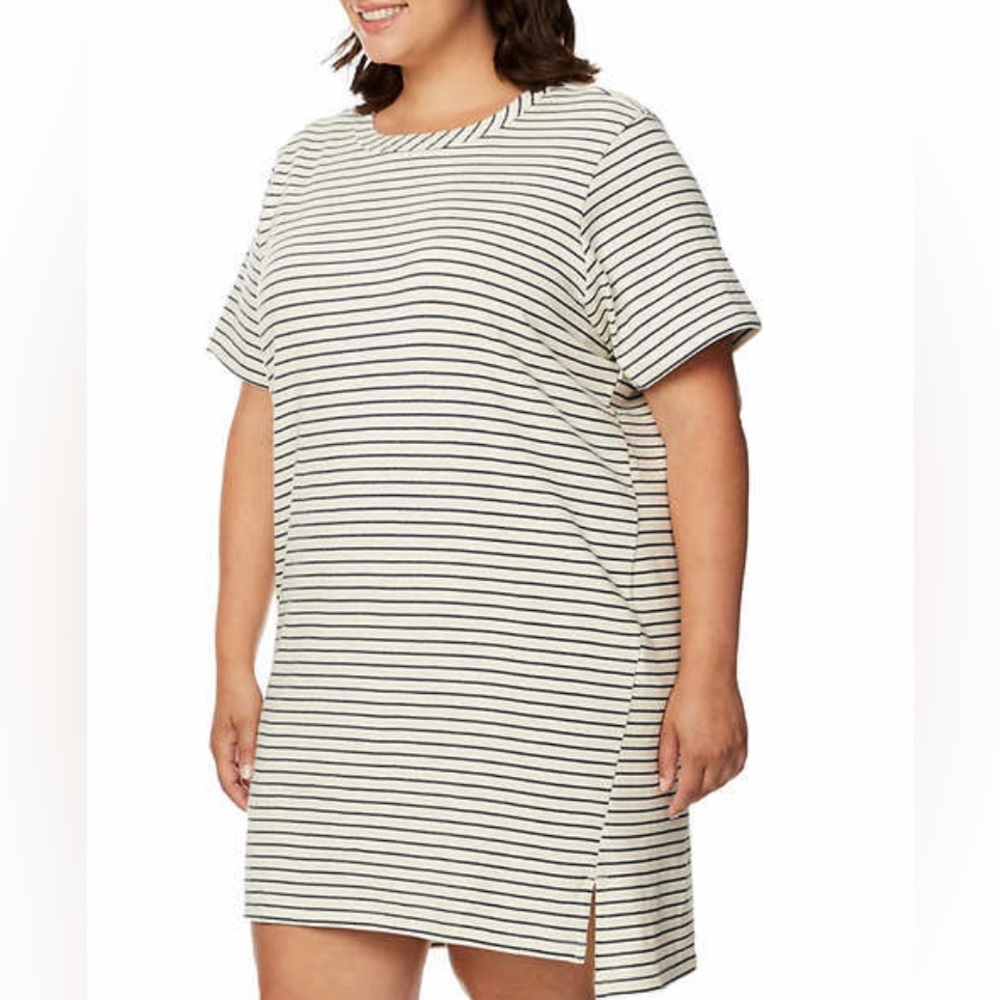 Buffalo Stripe t-shirt dress
Pullover style
Crewneck
High-low hem
Side slits